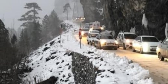 Kar Antalya-Konya yolunu kapattı, araçlar mahsur kaldı