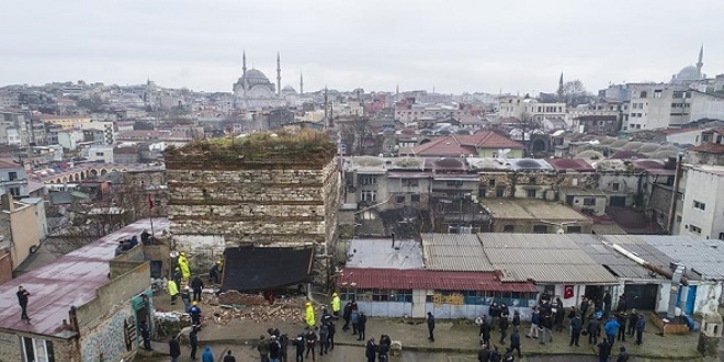 Tarihi Sağır Han'ın üstündeki iki kaçak yapı yıkıldı