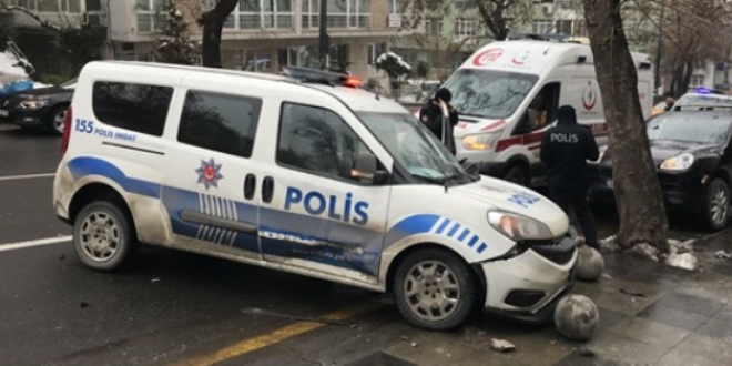Hatalı park edilen otomobile polis aracı çarptı: 2 yaralı