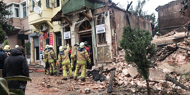Çöken binanın enkazından iki kişinin cesedi çıkarıldı