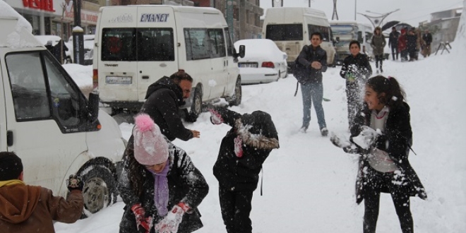 Şemdinli'de eğitime kar engeli