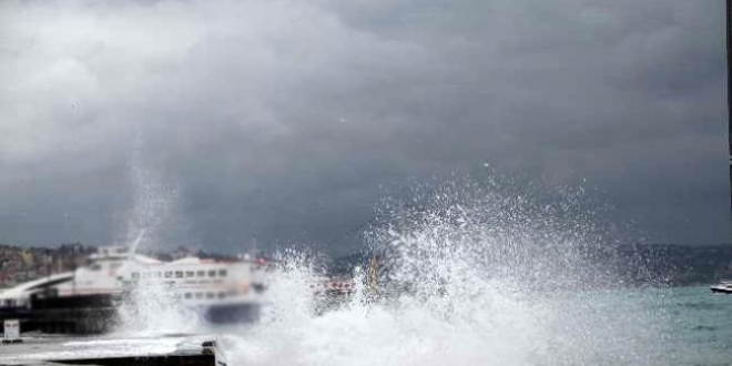 Kuzey Ege'de feribot seferlerine fırtına engeli