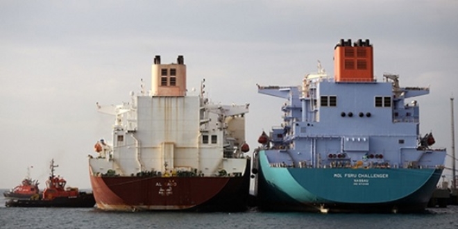 'İki dev gemi' arasındaki LNG transferi tamamlandı