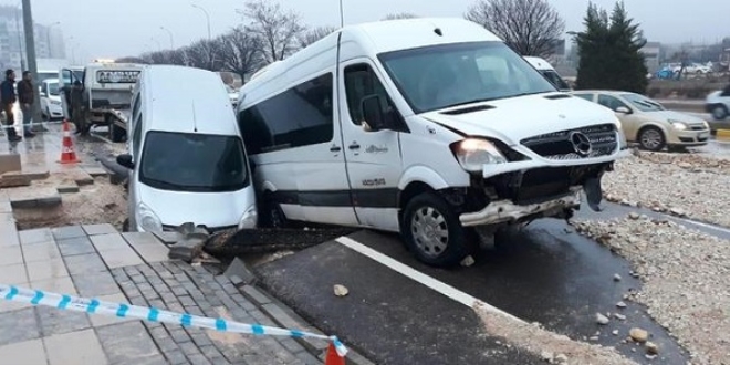 Gaziantep'te yol çöktü, araçlar çukura düştü