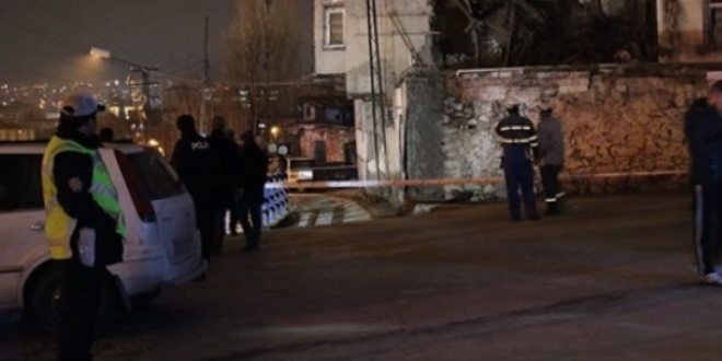 Başkent'te 2 katlı ev çöktü