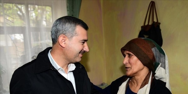 Ayakkabı boyacısı kadına belediyeden destek