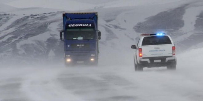 Ardahan'da kar ve tipi ulaşımı aksatıyor
