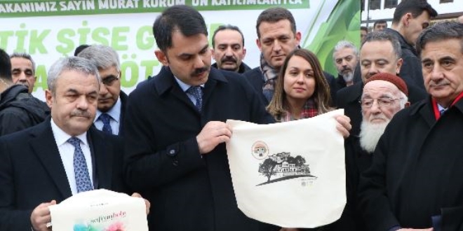 Bakan Kurum, vatandaşlara bez çanta hediye etti