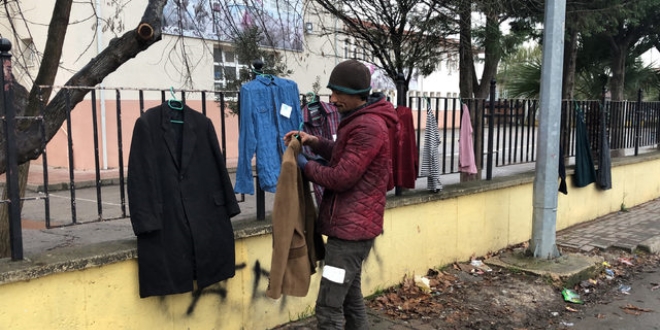 Okul duvarına 'ihtiyacı olan alsın' notu bıraktı