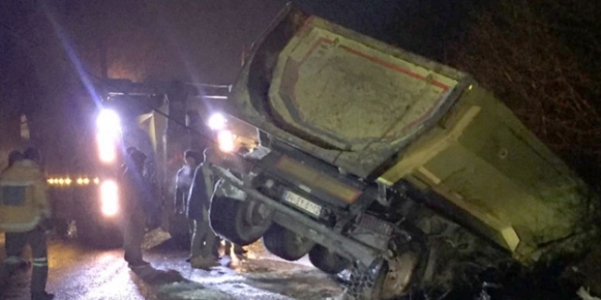 Silivri'de hafriyat kamyonu şarampole düştü