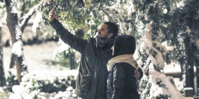 Ankara'da vatandaşlar kar yağışının tadını çıkardı