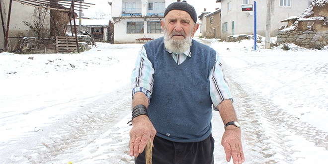 70 yıldır yaz kış kısa kollu gömlekle geziyor