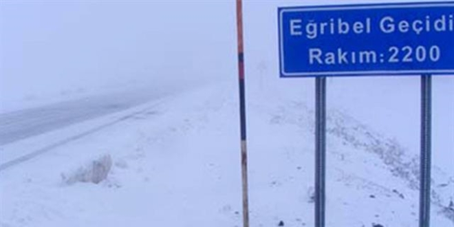 Eğribel Geçidi'nde ulaşım güçlükle sağlanıyor