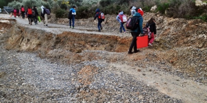 Mersin'deki şiddetli yağışta yol çöktü