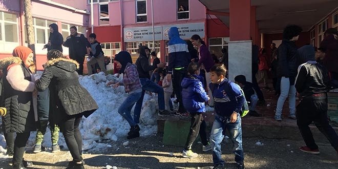 Belediye başkanı okullara kamyon ile kar gönderdi