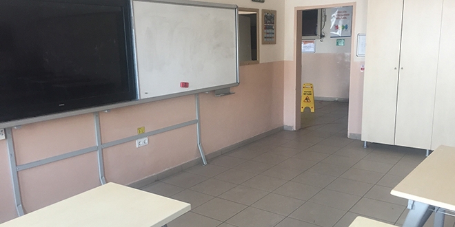 Bu okulun sınıflarında çöp kovası yok