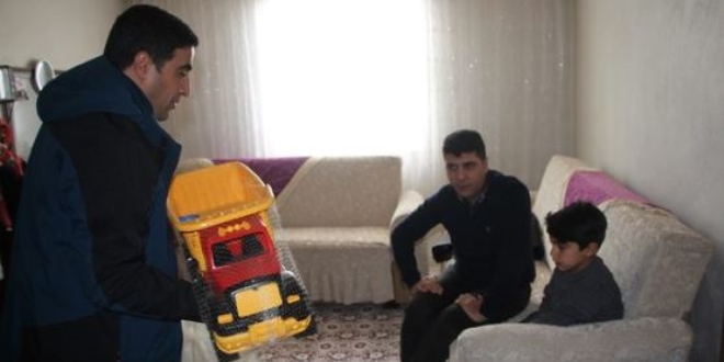 Kaymakam, 5 yaşındaki çocuğa insülin pompası aldı