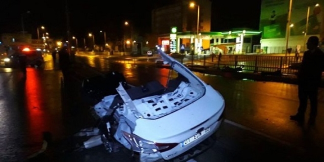Beş parçaya ayrılan otomobilden yara almadan kurtuldu