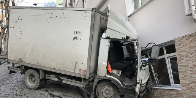 Beyoğlu'nda kamyonet apartmana çarptı