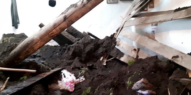 Ardahan'da kerpiç ev çöktü: 1 ölü, 2 yaralı