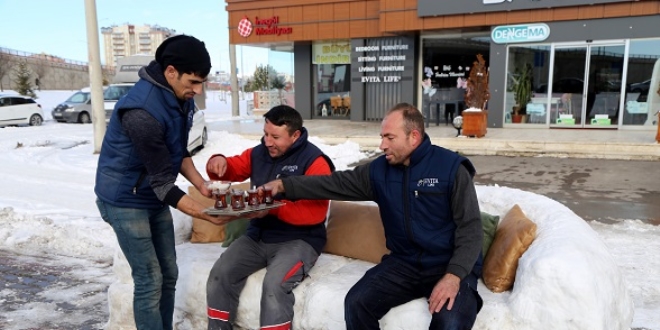 Kardan kanepe yapıp üstünde çay içtiler