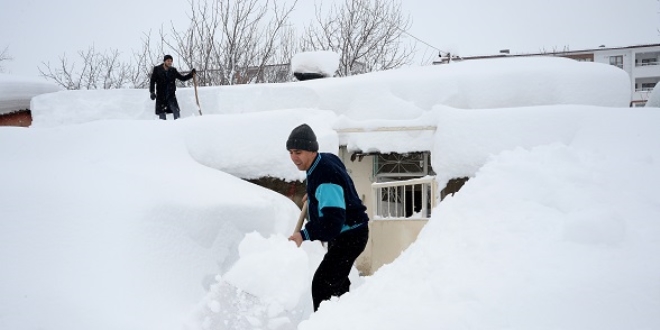 Bitlis'te tek katlı evler kara gömüldü