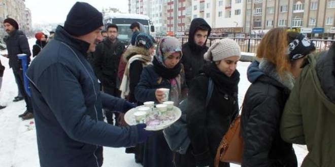 Yozgat'ta duraklarda bekleyenlere scak st datld