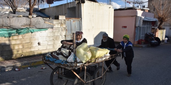 Kardeşini el arabasıyla taşıyan dedeye Bakanlık sahip çıktı