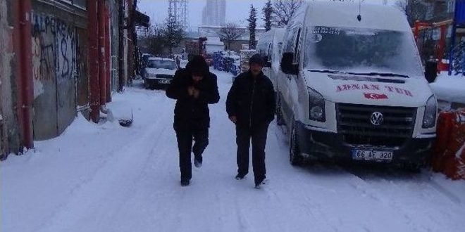 Karlı zeminde eller cepte yürünmemeli