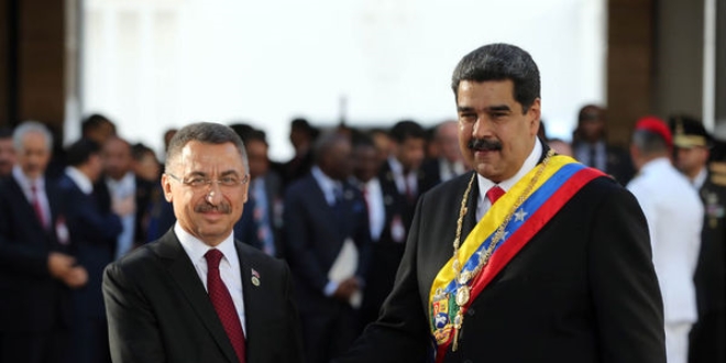 Maduro yemin töreninde, Cumhurbaşkanı Yardımcısı Oktay'ı selamladı