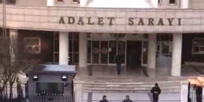 Adliye önünde darbukalı zurnalı tahliye sevinci