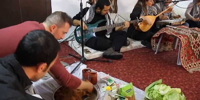 Öğretmenler, öğrencileri için çiğ köfte yoğurdu