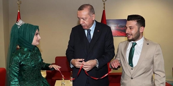 Erdoğan, Kocaeli'nde bir çiftin nişan yüzüklerini taktı