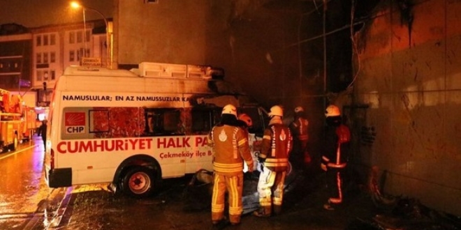 İstanbul'da CHP'nin seçim minibüsü yandı