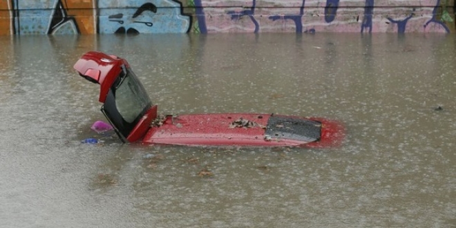 İzmir ve Manisa'da sağanak yağış hayatı felç etti!