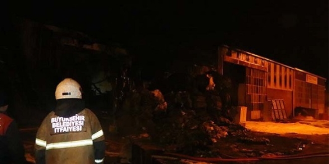 İzmir'de geri dönüşüm fabrikası küle döndü