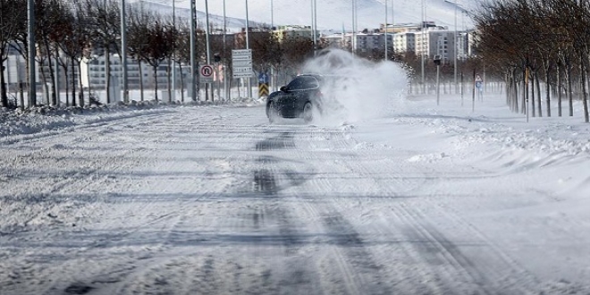 'Karl ve buzlu' yollar kullanan srclere uyarlar