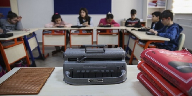 Görme engelliler için taşınabilir kütüphane