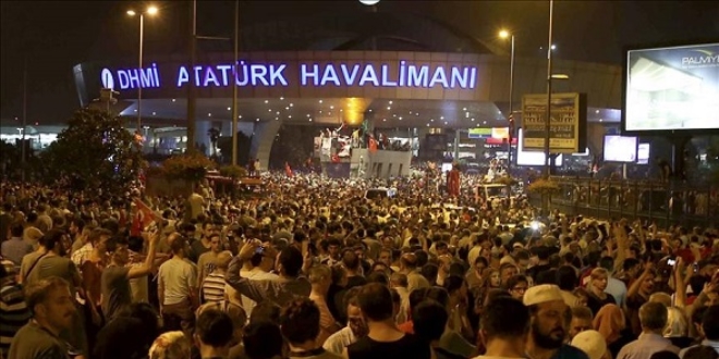 'Darbeci albay Atatrk Havaliman'n kurtaran polisleri tehdit etmi'