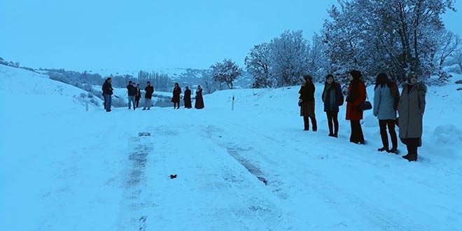 Mahsur kalan öğretmenlerin imdadına köylüler yetişti
