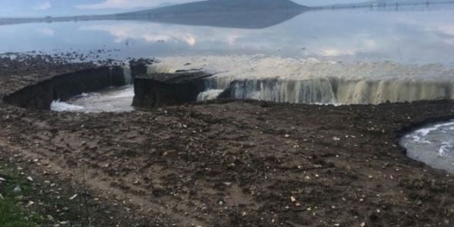 Yağmur sularının biriktiği arazide çatlaklar oluştu