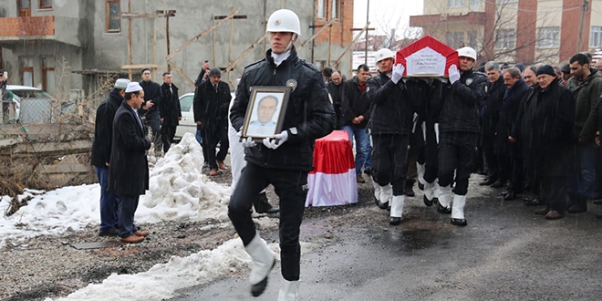 Kalp krizinden ölen polis memuru toprağa verildi