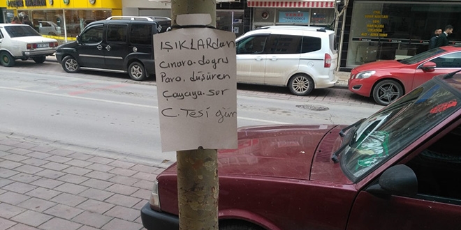 Yolda bulduğu paranın sahibini ilanla arıyor