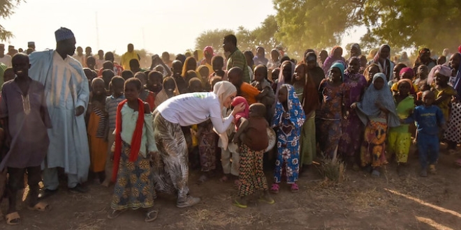 Gamze Özçelik ve gönüllüler Kamerun'da su kuyuları açtı