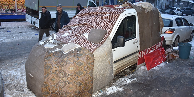 Kars'ta araçlara battaniyeli ve halılı koruma