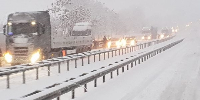 Karadeniz'i İstanbul'a bağlayan yol kardan kapandı