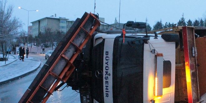 Başkent'te buzlu yolda tuzlama aracı devrildi