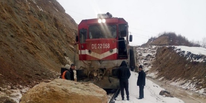 Yamaçtan kopan kayalar Van Gölü Ekspresi'e çarptı