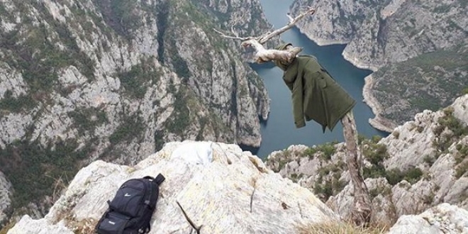 Geriye çantası ve ağaca asılı montu kaldı