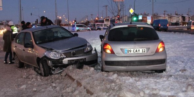 Yaralıları kurtarmaya çalışan polise otomobil çarptı